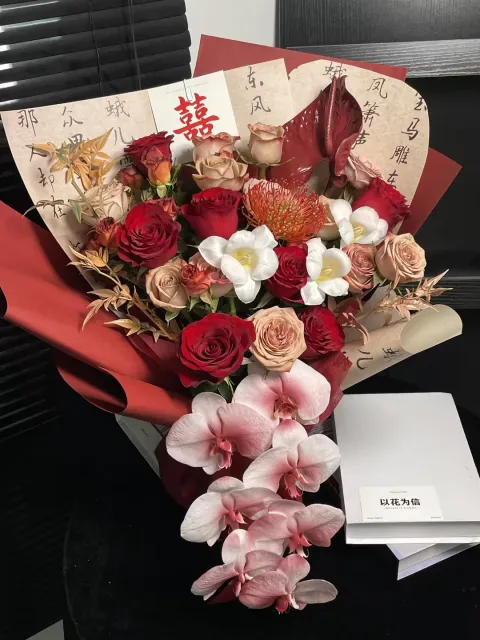 【粉花栖纸间】