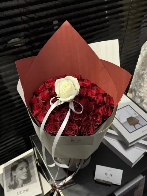 【白玫栖红丛】