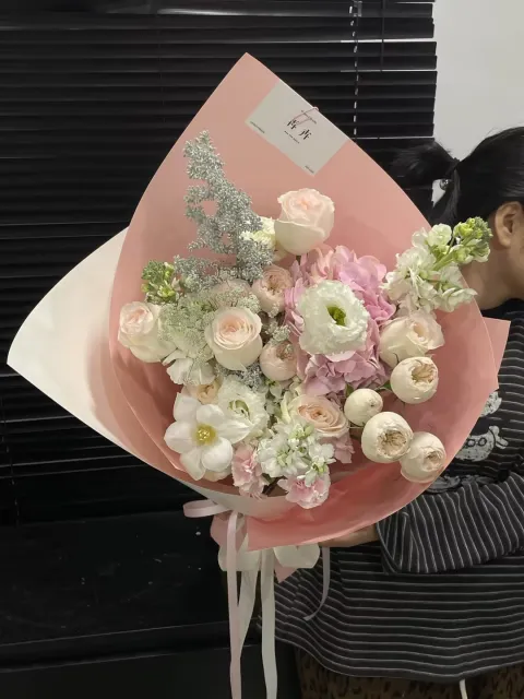 【春樱吻颊】